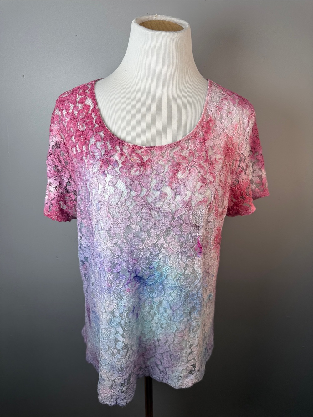 Women's Pink Ombre Lace Scoop Neck Short Sleeve Top